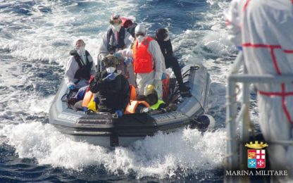 Migranti, motovedetta minacciata durante i soccorsi in Libia