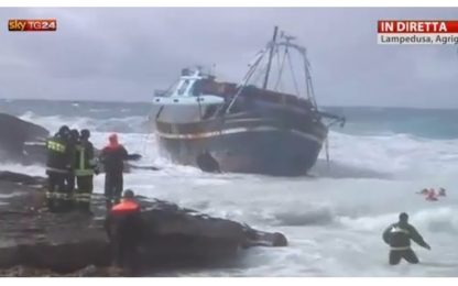 Lampedusa, peschereccio si incaglia sugli scogli: VIDEO