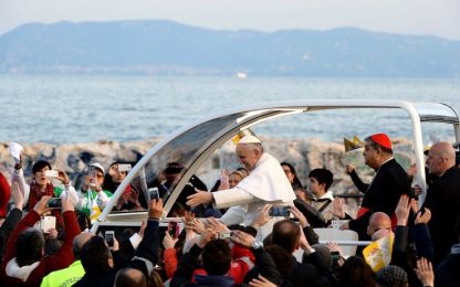 Papa Francesco a Napoli: "Una società corrotta puzza"
