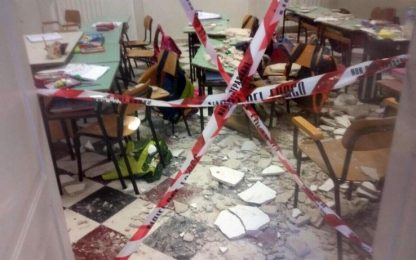Ostuni, crolla soffitto in una scuola elementare: tre feriti
