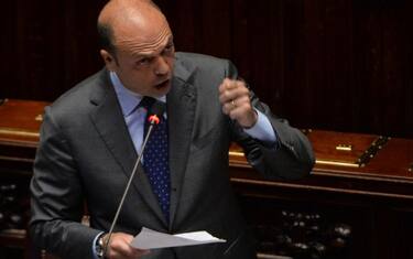 Maternità surrogata, Alfano: “Sia illegale anche se fatta all'estero”
