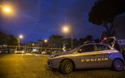 Roma, auto fugge da polizia e travolge passanti: un morto