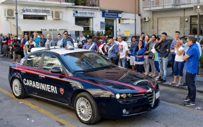 Napoli, folla tenta di impedire arresto di un boss