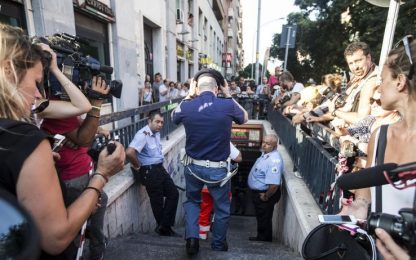 Roma, bimbo cade nel vano dell'ascensore della metro e muore