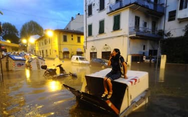 Maltempo, nubifragio a Firenze: allagamenti e alberi caduti
