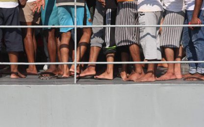 Migranti, il piano del M5S: "Meno permessi e più rimpatri"
