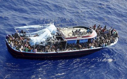 Mediterraneo, in salvo migliaia di migranti. Recuperate 28 vittime