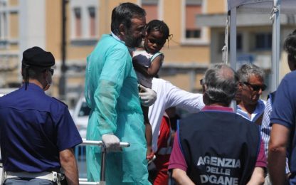 A Catania la nave con i 49 migranti morti soffocati al largo della Libia