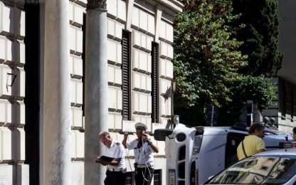 Roma, furgone travolge passanti in centro: un morto
