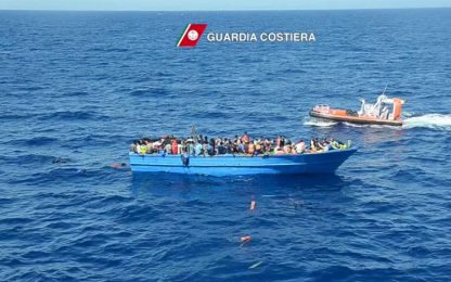 Migranti, 51 cadaveri nella stiva di un barcone