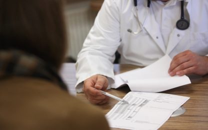 Sanità, scontro su decreto "esami inutili": medici pronti allo sciopero