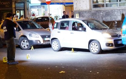 Napoli, sparatoria in strada: ferito un agente. Un fermo