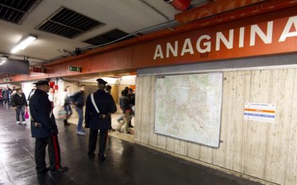 Roma: metro deraglia, passeggeri a piedi in galleria