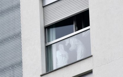 Milano, 17enne precipita dalla finestra di un hotel e muore. Pm: caduta accidentale 