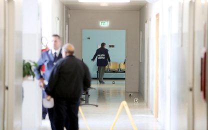 Lecce, spari in ospedale: detenuto ruba pistola e fugge. Tre feriti
