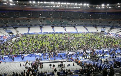 Parigi, tifosi evacuati dallo stadio cantano la Marsigliese: VIDEO
