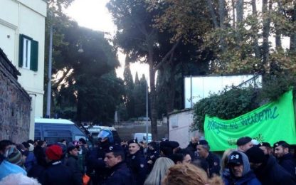 Roma, blitz in centro di accoglienza migranti: perquisizioni