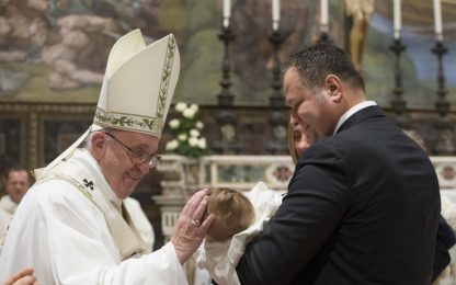 Il Papa battezza bimbi in Cappella Sistina: allattare in Chiesa si può