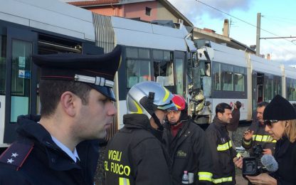 Cagliari, scontro tra 2 treni della metro leggera: 70 feriti