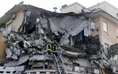 Roma, crollano 3 piani di un palazzo. Non ci sono feriti