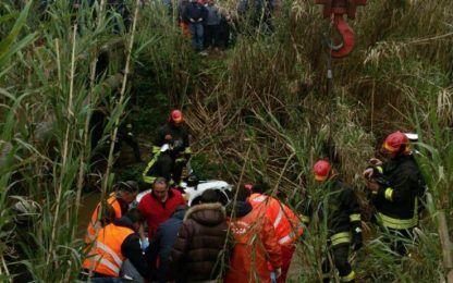 Maltempo, auto sbanda e finisce nel torrente: due morti in Calabria
