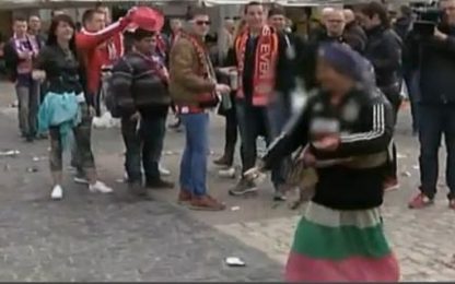 Da Madrid a Roma, la vergogna degli ultras che umiliano i mendicanti