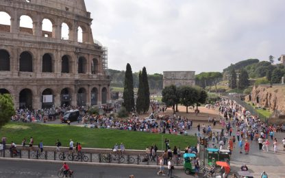 Roma, si fingevano poliziotti e rapinavano turisti: 13 arresti
