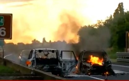 Assalto a un portavalori sulla A14: spari e auto incendiate