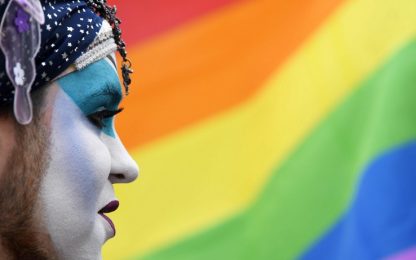 Mattarella nella giornata contro l'omofobia: tutelare ogni relazione