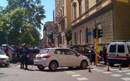 Firenze, auto travolge i passanti sulle strisce pedonali: un morto