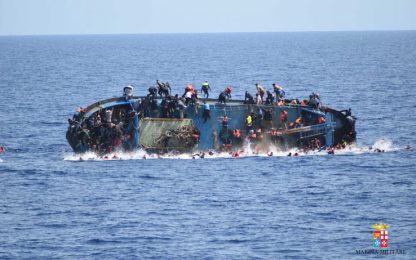 Libia, si ribalta barcone: oltre 500 migranti in salvo, 5 vittime
