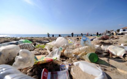 Legambiente: spiagge come discariche, 714 rifiuti ogni 100 metri