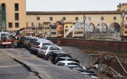 Dentro la voragine sul Lungarno a Firenze: le immagini di Sky TG24