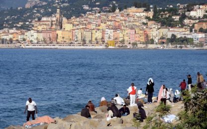 Migranti: 1000 morti in mare. A Ventimiglia profughi accolti in chiesa