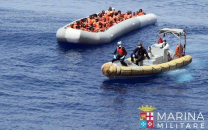 Migranti, Renzi: "Nessuna emergenza". Salvini: "Invasione programmata"