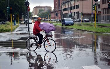 Meteo, forti piogge in arrivo al Nord. Scirocco e caldo al Sud