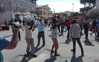 Migrante ucciso, protesta dei profughi a San Ferdinando