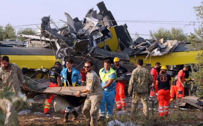 Scontro frontale tra treni in Puglia: 23 morti e 50 feriti