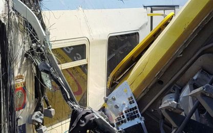 Schianto frontale tra treni in Puglia: "Come un disastro aereo"