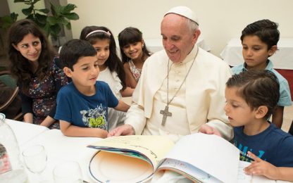Papa Francesco pranza in Vaticano con i profughi siriani