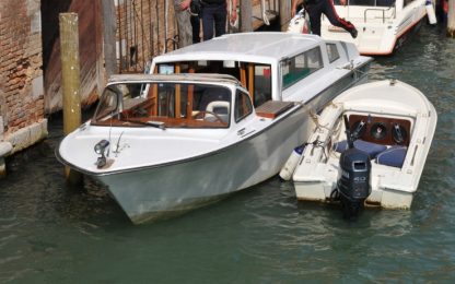 Venezia, taxi acqueo trancia in due un barchino: 3 feriti