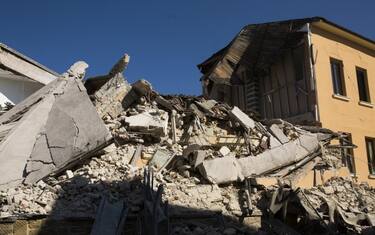 Amatrice, sindaco: "Avviso di garanzia? Merito l'Oscar". Poi le scuse