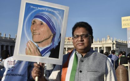 Madre Teresa proclamata Santa: 100mila fedeli in piazza San Pietro