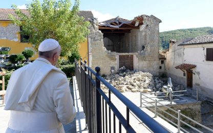 Il Papa nelle zone colpite dal sisma: "Vi sono vicino e prego per voi"