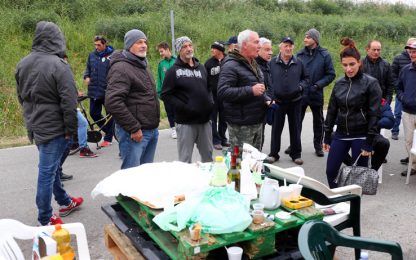 Barricate nel Ferrarese contro 12 profughe. Riprende sgombero a Calais