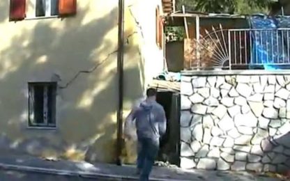 Terremoto, a Ussita una famiglia scappa durante una scossa: video