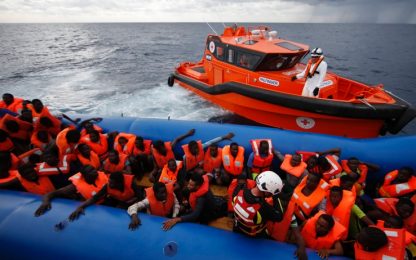 Migranti, naufraga gommone: recuperati sei cadaveri