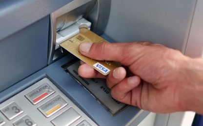 Torino, smantellata banda che clonava bancomat e carte di credito 
