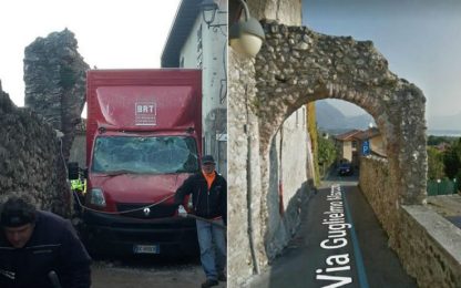 Brescia, furgone abbatte un arco storico del 1400