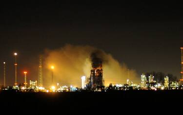 Brucia raffineria, paura nel Pavese: nessun ferito
